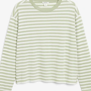 Randig tröja - En randig tröja från Monki som jag inte längre använder så mycket. Det är inte exakt samma färg som på första bilden. Färgen som jag har är lite mörkare och mer åt det turkosa hållet (se på de två andra bilderna) och den finns inte längre kvar att köpa på hemsidan.💖💕