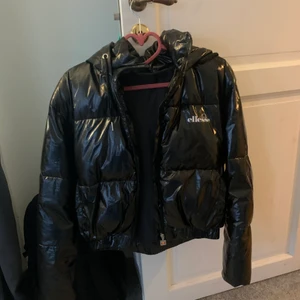 Ellesse jacka stl 38 - Säljer nu den snyggaste ”lackglittriga” jackan pga använder den alldrig. Nypris 1495. Köpte den för ett år sedan, knappt använd. Hör av dig för mer frågor!😇🤍