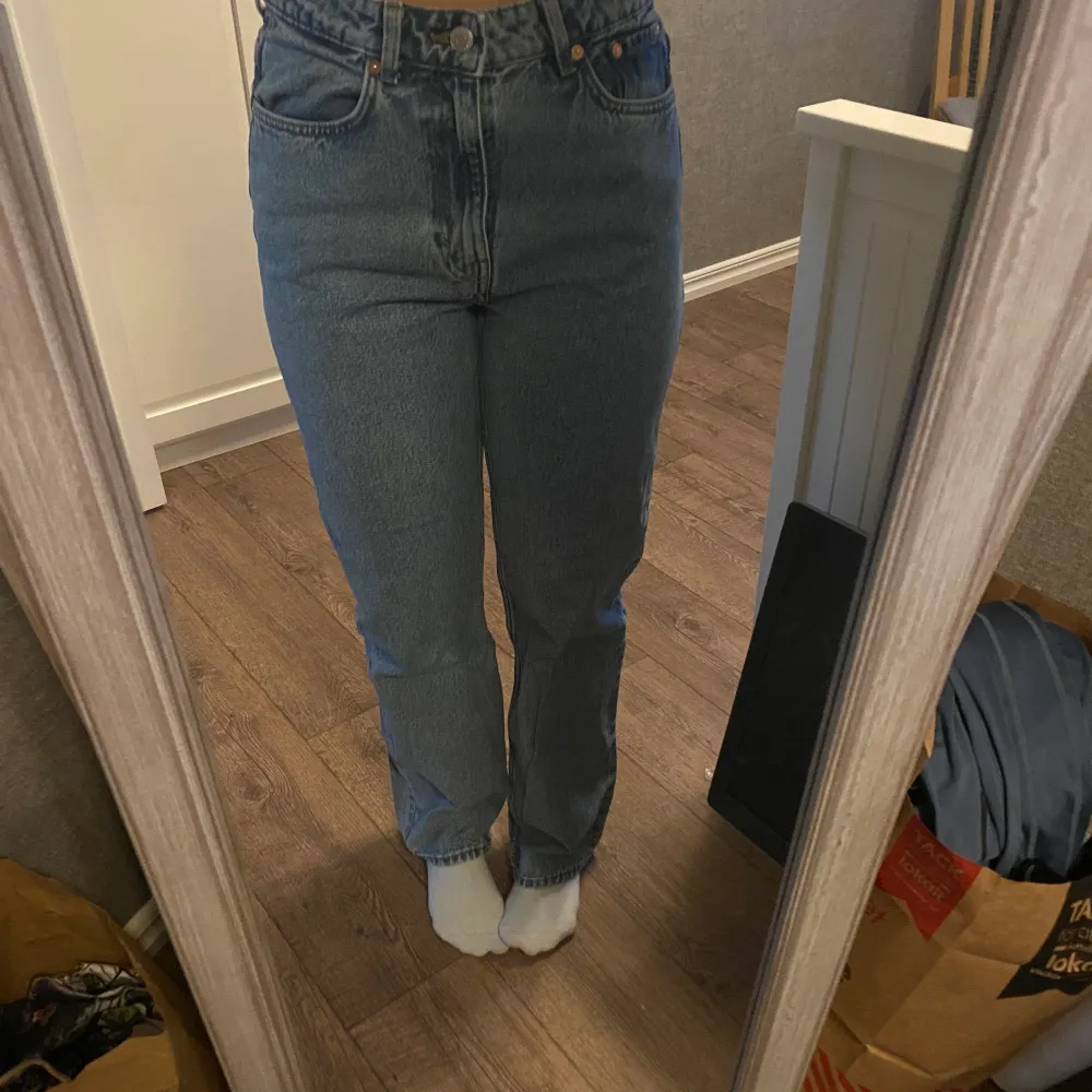Snygga jeans från weekday knappt använda pgd av att dom är för stora för mig. Jag är 160 och längden passar bra. Jeans & Byxor.
