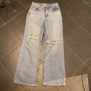 Säljer dessa wide jeans från pull & bear i strl 36. Knappt använda. Hör av dig om du är intresserad💕💕 Obs: dragkedjan är sönder (se bild 3), men det går enkelt att fixa. 