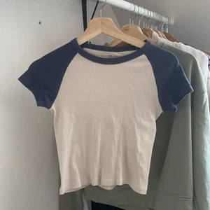Brandy tee - Supersöt tröja från Brandy Melville. Den är lite utstretchad där nere, därav de låga priset, men sitter mycket finare på. Onesize men tror den är bäst på en xs-s. Knappt använd!!