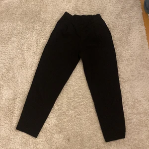 Kostymbyxor från Pull&bear strl S - Svarta kostymbyxor från Pull&bear i storlek S! Köparen står för frakt 💗