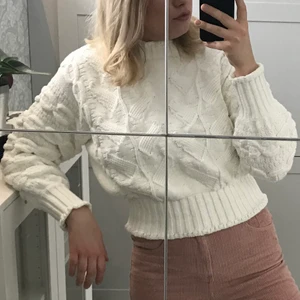 Stickad tröja & other stories - Cropped stickad tröja från & Other stories. I bra skick! Rejält material och tung. Köpt för ca 600-700kr, säljer för 200kr. Kan fixa fler bilder vid intresse!