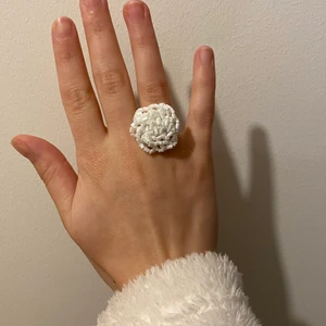 Ringar  - Helt oanvända och nya ros-formade ringar. Handgjorda med pärlor. De är Justerbara. En svart och en vit. Pris: 40kr/st plus 13kr frakt. Skriv vid frågor🦋
