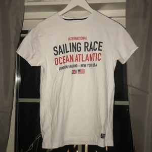 Skitcool T-shirt - Säljer denna skitcoola T-shirten med tryck. Den är från Ocean Atlantis och är i storlek M. Mycket fint skick. Pris kan diskuteras😊❤️