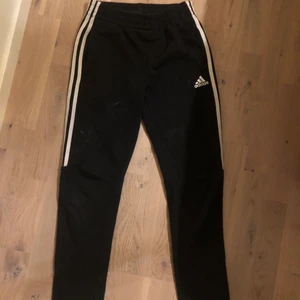 Adidas - Säljer mina äkta adidas byxor pågrundutav att dom har blivit små,ganska mycket använda men syns inte jätte mycket.