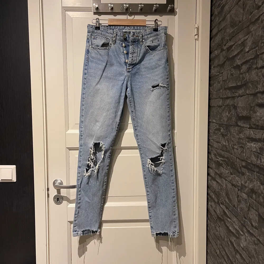 Riktigt snygga slitna jeans från bikbok formar sig väldigt fint över rumpan . Jeans & Byxor.
