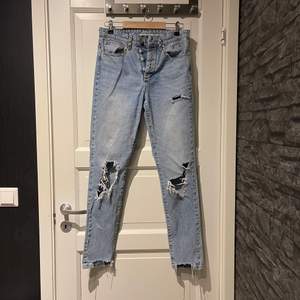 Riktigt snygga slitna jeans från bikbok formar sig väldigt fint över rumpan 