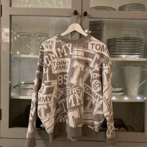 Riktigt fin Tommy Jeans sweatshirt, använd ett fåtal gånger, är i perfekt skick, passar som S/M. Köptes för 1400. Möts helst upp i Uppsala annars står köpare för frakt. Mvh Amadeus