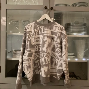 Tommy Jeans Sweatshirt (oversized) - Riktigt fin Tommy Jeans sweatshirt, använd ett fåtal gånger, är i perfekt skick, passar som S/M. Köptes för 1400. Möts helst upp i Uppsala annars står köpare för frakt. Mvh Amadeus