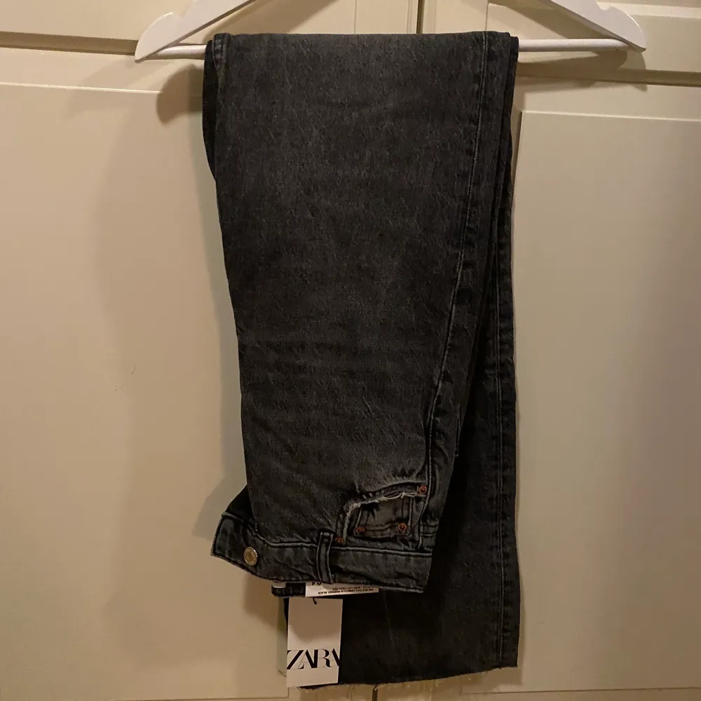 säljer nu de populära gråa zara jeansen, de är aldrig använda och har därmed lappar och liknande kvar, jeansen är i storlek 34 men skulle säga att de passar 36 också. köparen står för frakten . Jeans & Byxor.