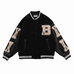 Varsity jacka - En super fin jacka ifrån aelfric eden köpt för 1200kr, använd fåtal gånger och säljer pga den ej kommer till användning. Storlek M och passar mig som är 165. Pris kan diskuteras och skriv för fler bilder💞💞