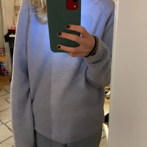 Vero moda stickad tröja i stl xs 💗 - Säljer min super fina stickade tröja ifrån vero moda för att den inte har kommit till någon användning tröjan är lite stor på mig som varnmigtvis har xs så skulle säga att den passar även de som har stl s  använd fåtal gånger och är i fint skick skicka privat om du har mer frågor 💓