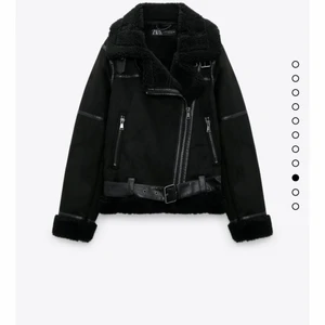 jacka  - säljer nu min super fina svarta jacka från zara, jackan är i nyskick och därmed endast använd ett fåtal gånger. nypris 859kr mitt pris 400kr