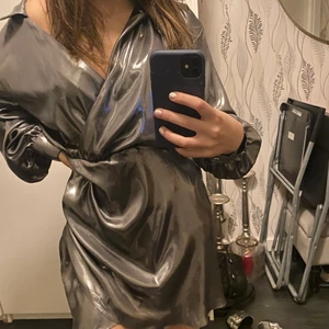 Nyårsklänning - Skitsnygg nyårsklänning från zara. Den är helt ny (prislappen är kvar) och säljer den pga att jag valt att ha på mig annat. Den är i storlek m men passar även mig ganska bra som brukar ha s/xs. Nypris är 400kr och säljer den för 350kr.