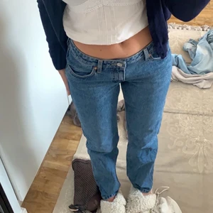 Lågmidjade Weekday Jeans - Dem perfekta lågmidjade jeansen från weekday. Sitter som en storlek S ☺️💖💖. Nypris 500 kr.