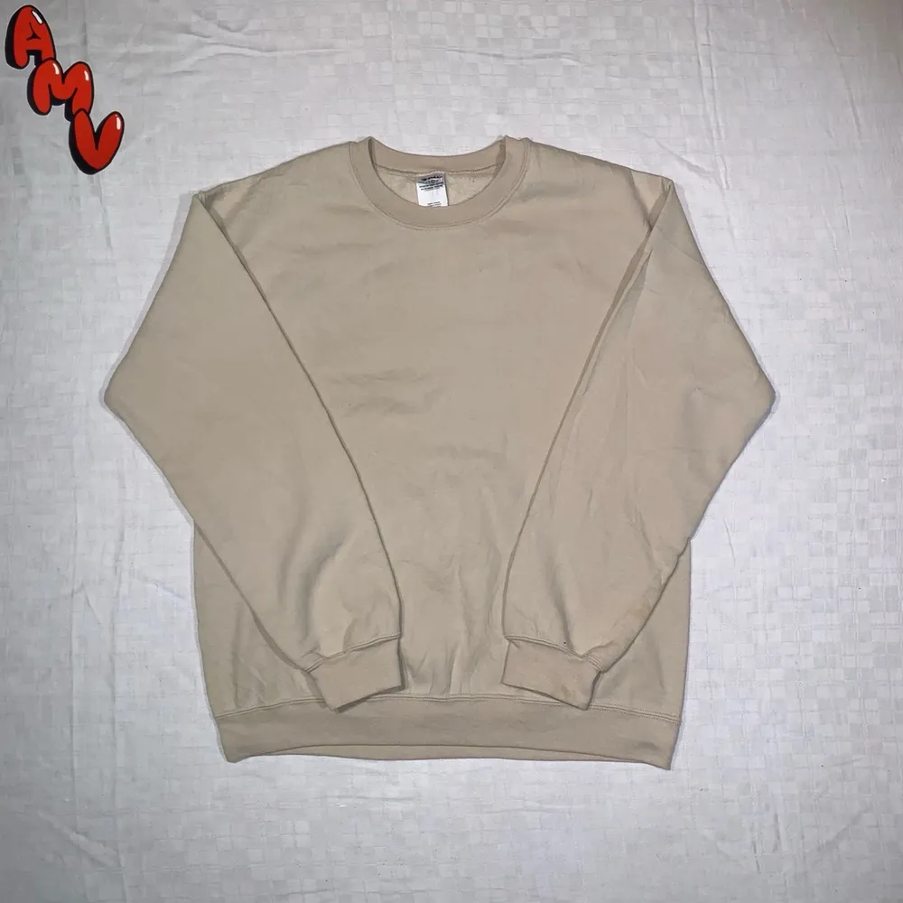 Beige Sweatshirt.                                                           Size tag M                                                                                Fits like L                                                                               Skick 10/10                                                                       Modellen är 185cm lång. Mer finns på sidan, skriv vid ytterligare frågor eller funderingar♻️🔌 Priser går alltid att diskuteras!. Hoodies.