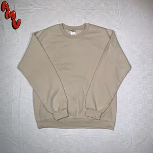 Vintage Sweatshirt  - Beige Sweatshirt.                                                           Size tag M                                                                                Fits like L                                                                               Skick 10/10                                                                       Modellen är 185cm lång. Mer finns på sidan, skriv vid ytterligare frågor eller funderingar♻️🔌 Priser går alltid att diskuteras!