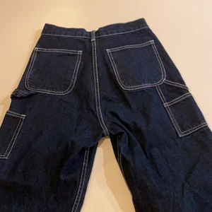 Cargo jeans  - Säljer dessa sjukttttt häftiga jeansen!!! Säljer pga att de blivit för små/korta på mig! köpt från brandy melville för många år sen i london! Står one size då mycket av det dom säljer är det men passar mig i midjan som brukar ha 27