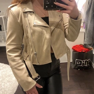 Mocka jacka i beig - Helt ny. Alldrig använd! Däremot är prislappen av . Köpt på pull and bear utomlands. Den har en mkt finare beig färg i värkligheten än på bild! Storlek M därav att den va liten i storleken men passar mig som är Xs/S frakt tillkommer oxå på 66 kr spårbar! KÖPT för 400 kr!