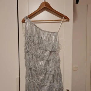 Offshoulder festklänning - Superfin offshouklder festklänning, medellång (mot kortare sidan) 