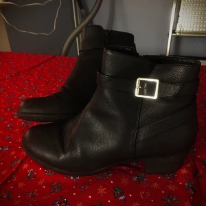 Stövletter  - Stövletter med spänne, storlek 40. Använda, rengjorda och i fint skick