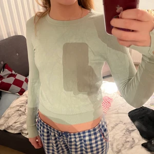 Zara tröja - Grön/turkos tröja från zara. Den har spruckit i båda ärmarna längst ner därav lägre pris