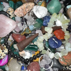 Kristall konfetti - Kristall konfetti som blivit känd på tiktok! Detta är en mix av små och stora kristaller samt smycken och rökelser som du köper i storlekar💕 Small: 55kr. Medium: 111kr. Large: 222kr! Bilder på storlekar syns ovan🥰 Alla beställningar över 100kr får minst en gratis produkt!💕