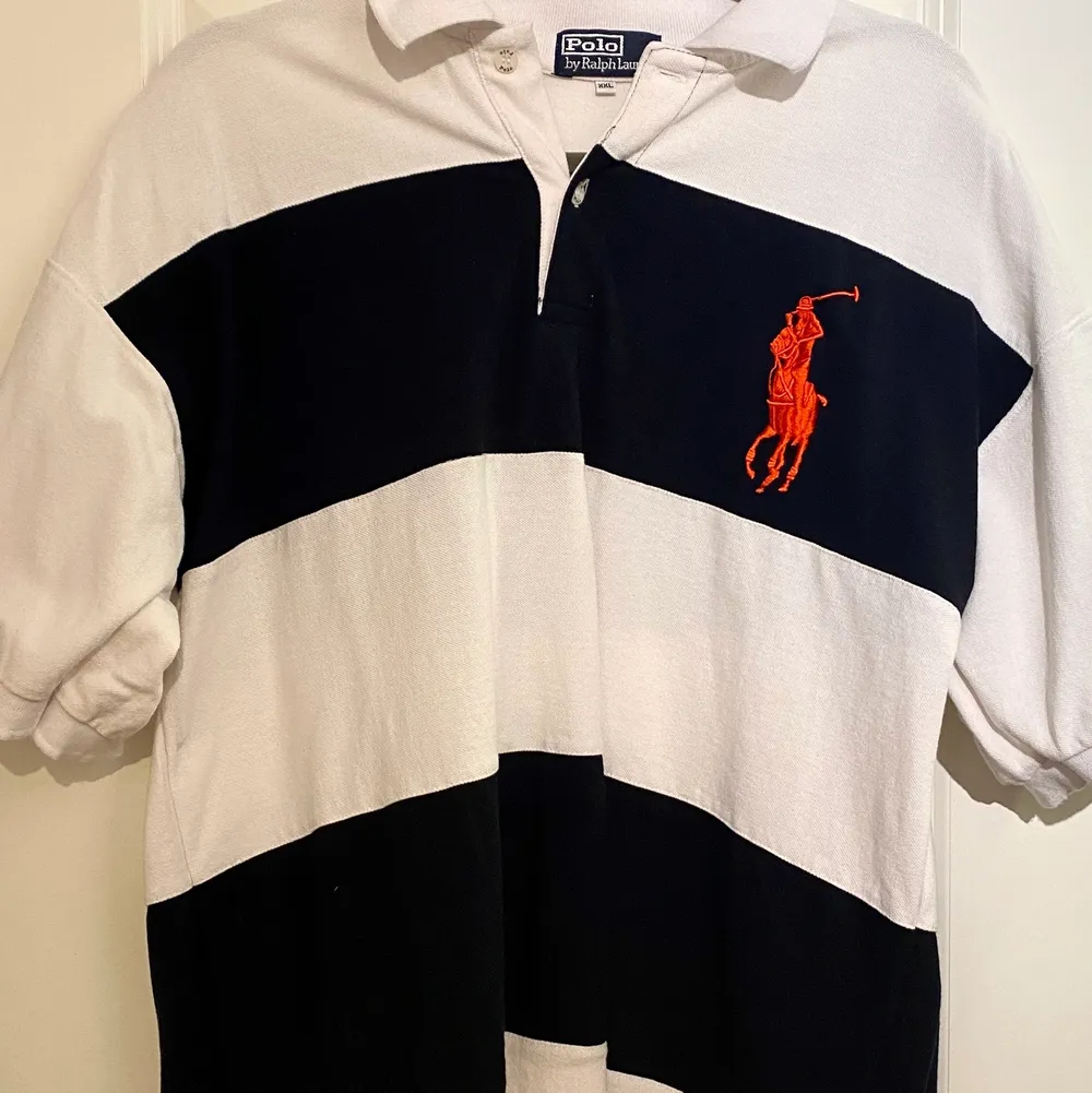 Säljer denna Ralph Lauren tröjan med krage, endast andvänd några gånger. Snygg som oversized. Inga defekter. Tyget är åt det ”tunga” hållet.  Skriv vid intresse av köp.. Skjortor.