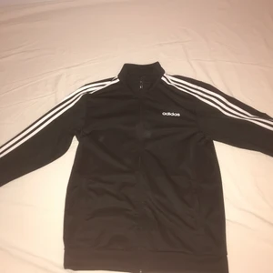 Adidas track top svart - Size M. Använd ett fåtal gånger. Nypris 500kr
