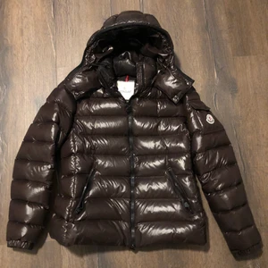 Moncler jacka - Moncler jacka i modellen ”bady” i färgen brun. Den är köpt på Vestiaire och det finns digitalt kvitto på orderbekräftelsen! Storlek 3, passar mig som annars har S & M i jackor! Har massa bilder på jackan så hör av er om ni är intresserade!