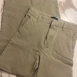 Gröna kostymbyxor från Ginatricot  - Gröna kostymbyxor i storlek 34. Sitter riktigt snyggt✨