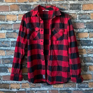 Röd skjorta - Köpt från H&M, barnstorlek 165/84, 13-14 år. Passar som storlek S på mig. I fint skick, skönt material. För fler bilder eller mått kontakta mig ‼️ Frakten är spårbar med PostNord