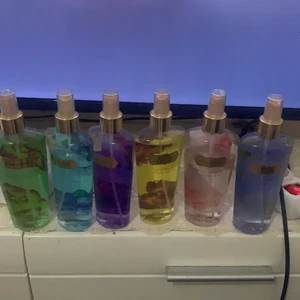 Victoria secret - Säljer dessa för 500 kr ❤️ sjukt bra erbjudande några är använda fast de är fortfarande värt de då en flaska kostar 250kr❤️frakten är 66 kr ❤️