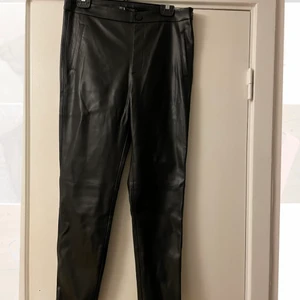 Skinnbyxor zara - Skinnbyxor från zara. Aldrig använda som ni ser på bilden. Blixtlås på sidan. Slits där nere med blixtlås om man vill. Storlek XL.  Frakt tillkommer 