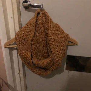 Senapsgul tubhalsduk  - Jag vet inte varifrån den kommer! Jättefin färg. I gott skick! 