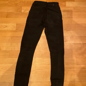 Svarta Jens med hål på knäna.  - Jeans från lager 157 i storlek xxs. Säljer för att det aldrig kommer till användning och att det inte passar mig längre.
