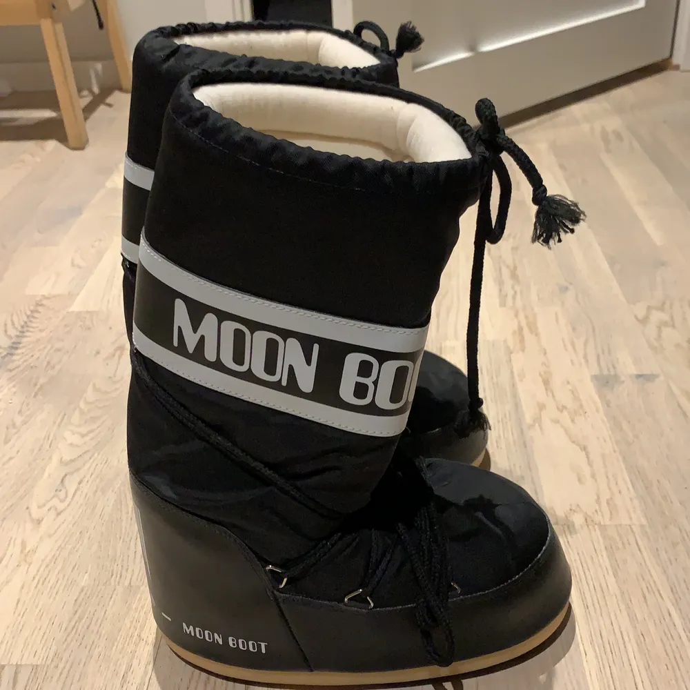 Svarta och höga Moonboots i storlek 39. Använda ca 2 gånger så de är i princip som nya, inga defekter. Köpta för 2000kr, köparen betalar för frakt. Om du har frågor är det bara att slå en signal🥰🥰 . Skor.