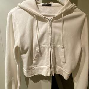 säljer nu min älskade hoodie från bandy melville då det inte är min stil längre. skulle säga att storleken motsvarar en S 💕