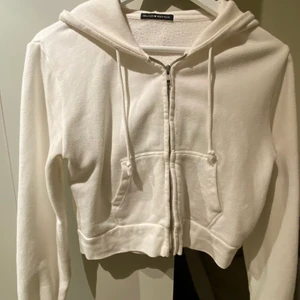 Brandy melville hoodie  - säljer nu min älskade hoodie från bandy melville då det inte är min stil längre. skulle säga att storleken motsvarar en S 💕