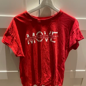 Röd T-shirt - Säljer en röd t-shirt med en vit text som tryck. Det står: ”don’t move the way fear makes you move. Move the way love makes you move. Move the way joy makes you move”. Den är från Intersport tror den kosta 129kr, säljer för 30+ 48kr frakt:) storlek Medium! Om du köper en annan t-shirt från min sida blir frakten fortfarande 48kr!