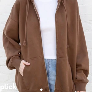 Zip up - Jätte fin zip up från brandy! Använd ca 2 gånger, som ny💕 Storleken är oversized fit. Skriv privat för fler bilder☺️ Köptes för 490kr från deras hemsida.