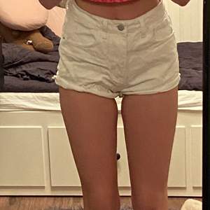 Vita shorts från shein, mycket bra skick, använt 1 gång, inga fläckar och helt rena. As snygga, 66 cm i midjan, 96 cm i höfterna👍🏻 säljer hälften än vad dom kostar på hemsidan så det är verkligen värt det enligt mig.