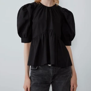 Svart blus - Säljer denhär jättefina blusen från zara. Endast använd ett fåtal gånger gånger så fint skick😊. Storlek s 