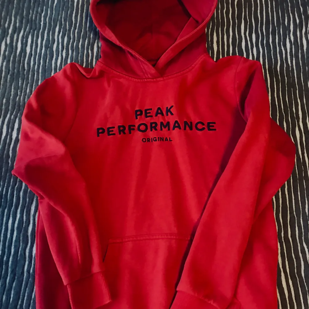 Jättefin röd hoodie från Peak Performance i strl 160, men passar också en xs skulle jag säga. Fint skick!. Hoodies.