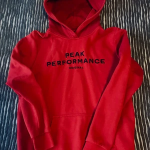 Peak Performance hoodie strl 160 (xs) - Jättefin röd hoodie från Peak Performance i strl 160, men passar också en xs skulle jag säga. Fint skick!
