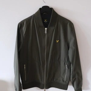 Lyle & Scott Bomberjacka - Storlek Medium, Använd men fortfarande i bra skick