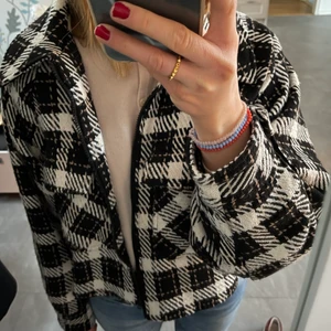 Rutig jacka  - En rutig jacka från NA-KD. Den har fickor där fram och en dragkedja. Knappt använd och i storlek 36