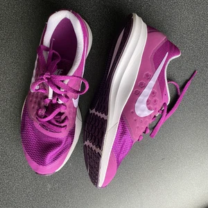 Nike sneakers nyskick  - Lila Nike sneakers i strlk 38. Nyskick. Spårbar frakt kan skickas med frimärken istället. 