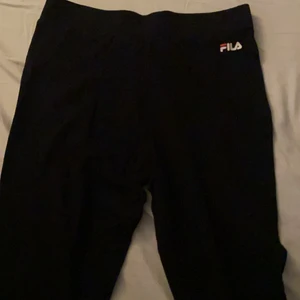 Fila träningstights/träningsbyxor strl M - Använda max 3 gånger pågrund av att de är för stora. Storlek M tror även att en lite större S skulle kunna ha dem och en M kan ha dem utan att de blir för tajta. Ett litet fila märke vid höften och ett stort på högra benet. Pris kan diskuteras vid snabb affär!